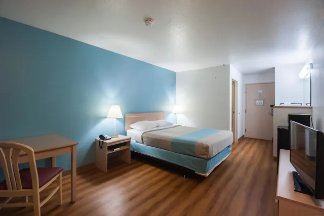غرفة قياسية بسرير كوين لذوي الإعاقة، Motel6 Seaside, OR 1/5