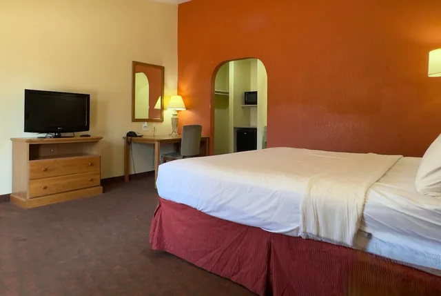غرفة بسرير كينج، Travelodge by Wyndham Lubbock 2/2