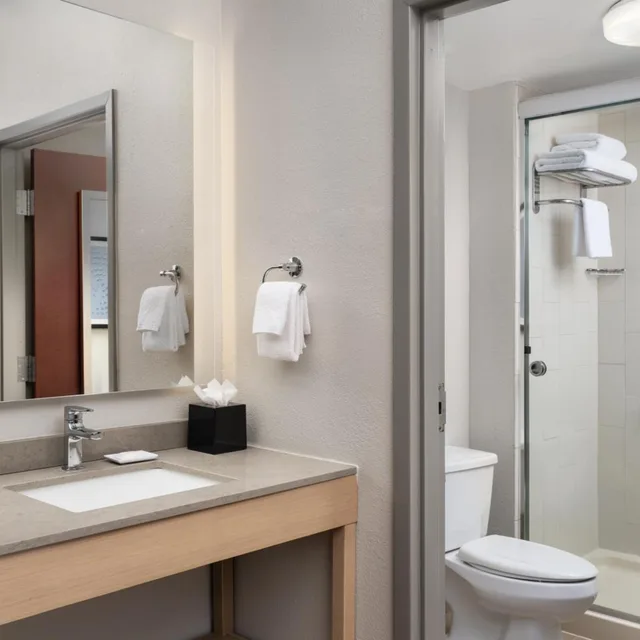 غرفة بسريرين مزدوجين مع أريكة في طابق مرتفع، Hyatt Place Atlanta Arpt North 10/10
