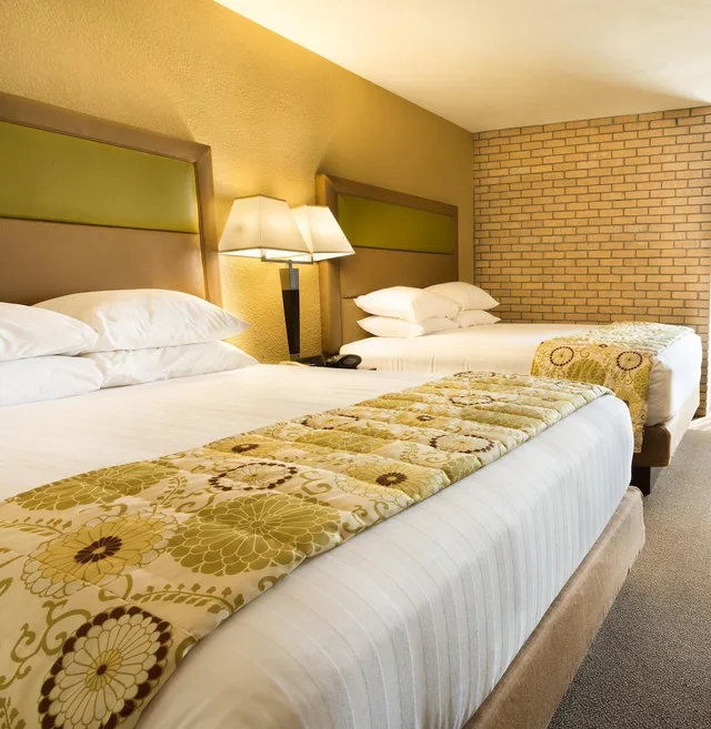 جناح بسريرين كوين بغرفتين مع أريكة بحوض استحمام لذوي الإعاقة، Drury Inn and Suites Paducah 2/5