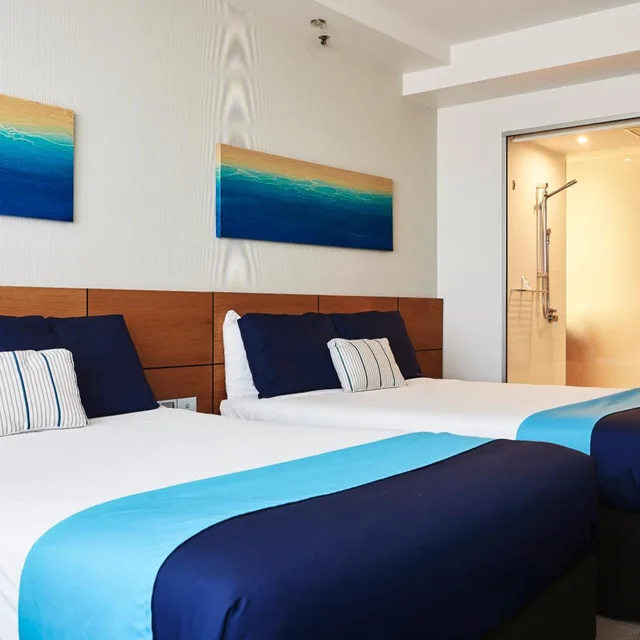 غرفة تنفيذية بسريرين منفصلين بإطلالة على البحر، The Ville Resort - Casino 2/8