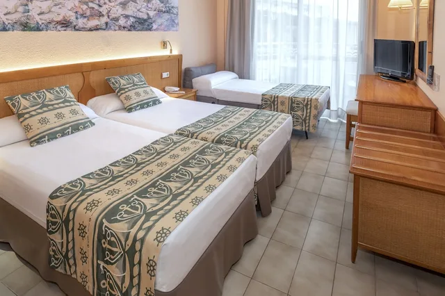 غرفة قياسية بثلاثة أسرّة بشرفة مع سرير إضافي، GHT Oasis Tossa & Spa 8/10