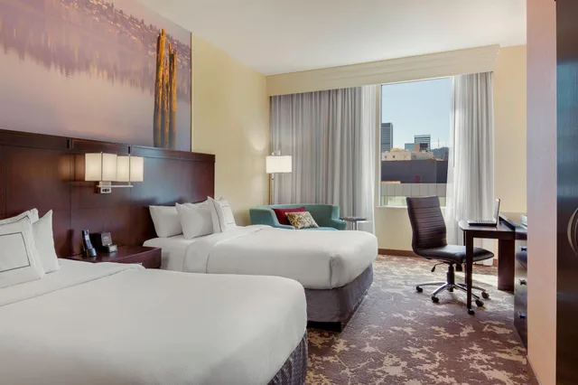جناح عائلي بسريرين كوين بغرفة نوم واحدة، Courtyard Marriott City Center 1/2