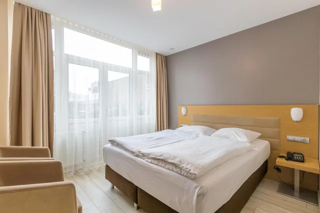 غرفة رباعية، Hotel Port 5/10