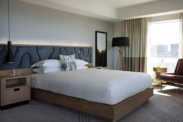 غرفة بريميوم بسرير كينج بإطلالة، KIMPTON SAWYER HOTEL 1/6