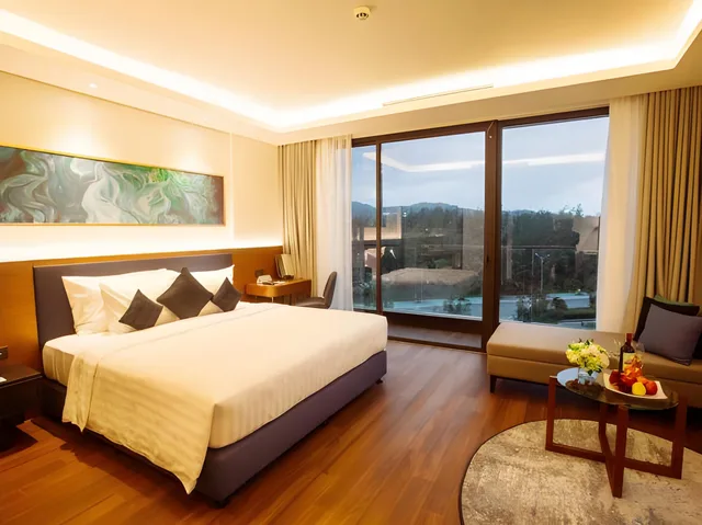 جناح غراند بسرير مزدوج وسريرين منفصلين بإطلالة على البحر، FLC Grand Hotel Quy Nhon 1/1