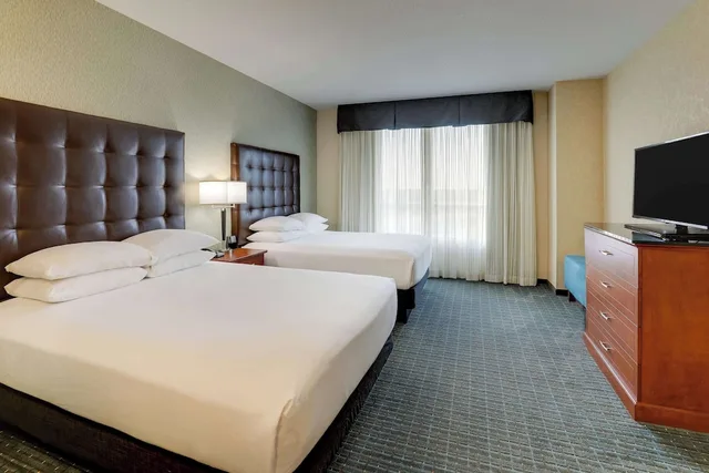 جناح بسريرين كوين بغرفتين مع أريكة بحوض استحمام لذوي الإعاقة، Drury Inn and Suites Phoenix Chandler Fashion Center 1/3