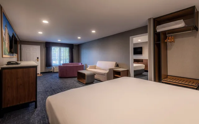جناح عائلي بسرير كينج وسريرين كوين بغرفتين، Camelot Inn And Suites 3/5
