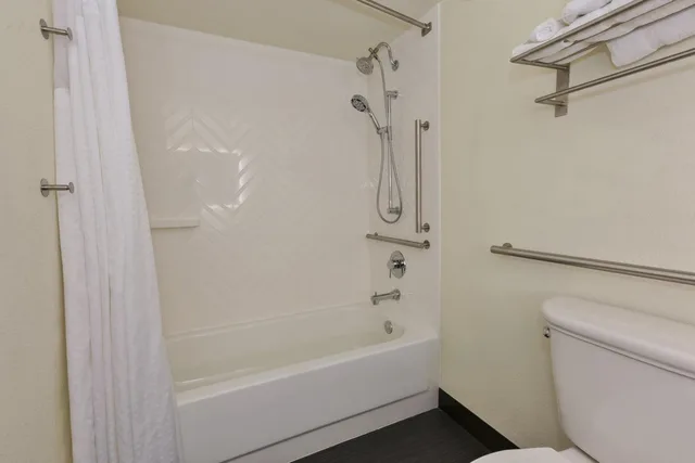 غرفة قياسية بسريرين كوين بحوض استحمام لذوي الإعاقة، Holiday Inn Morgantown Reading Area 4/6
