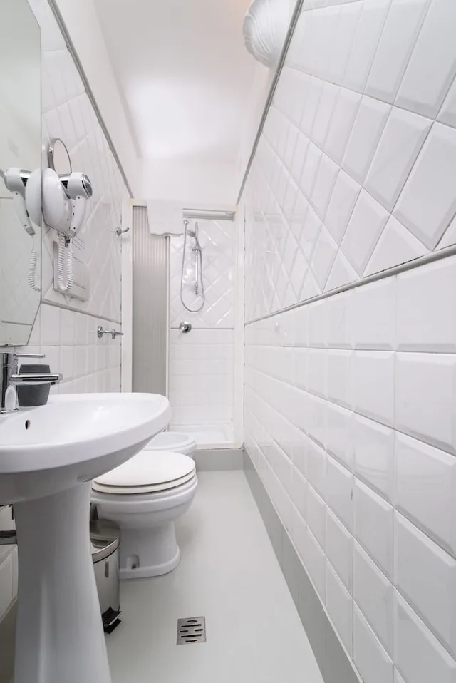 غرفة ثلاثية بسرير كوين وسرير فردي، White Caesar Guesthouse 8/8