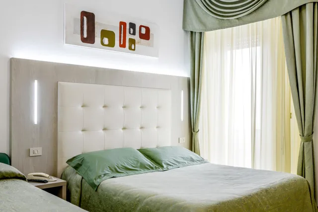 غرفة بسرير مزدوج أو سريرين منفصلين بإطلالة على البحر، Hotel Corinna 1/8
