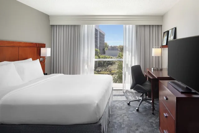 غرفة بسرير كينج، Courtyard Miami Airport 1/9