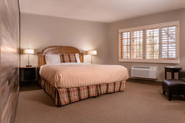 Standard, King Bed, The Lodge at Riverside 1/1