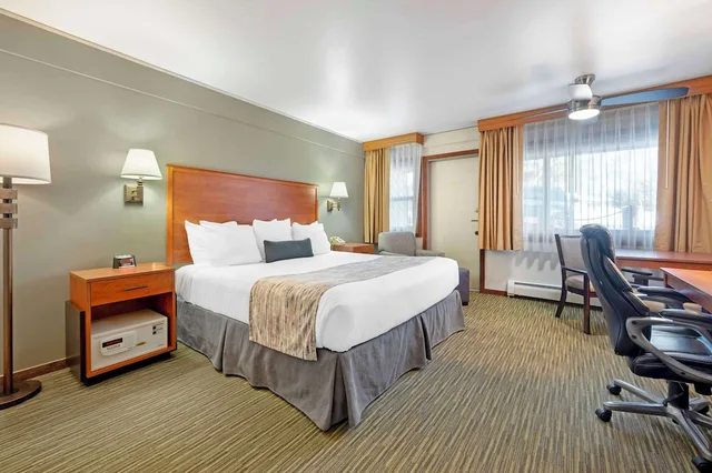 غرفة قياسية بسرير كينج، Best Western Ptarmigan Lodge 3/8