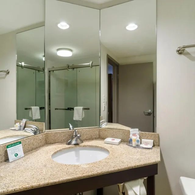 غرفة سوبيريور بسرير كينج بحوض استحمام، Comfort Inn Raleigh Midtown NC 6/7