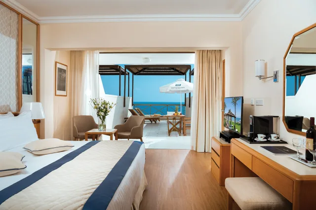 جناح تنفيذي بسرير كوين بإطلالة على البحر بغرفة نوم واحدة، Constantinou Bros Athena Beach Hotel 3/4