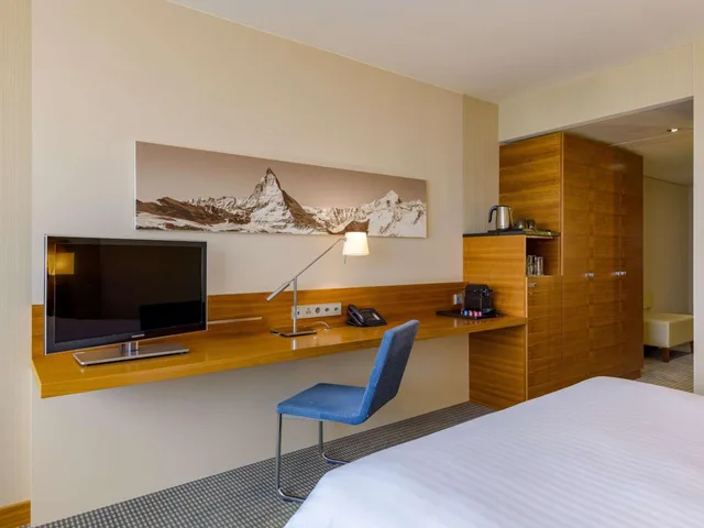 غرفة عائلية بسرير كينج وسرير كوين، Movenpick Hotel Geneva 3/8