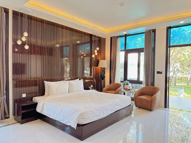 جناح عائلي بسريرين منفصلين وسرير كينج بإطلالة على البحر بغرفتي نوم، Carmelina Beach Resort 6/10