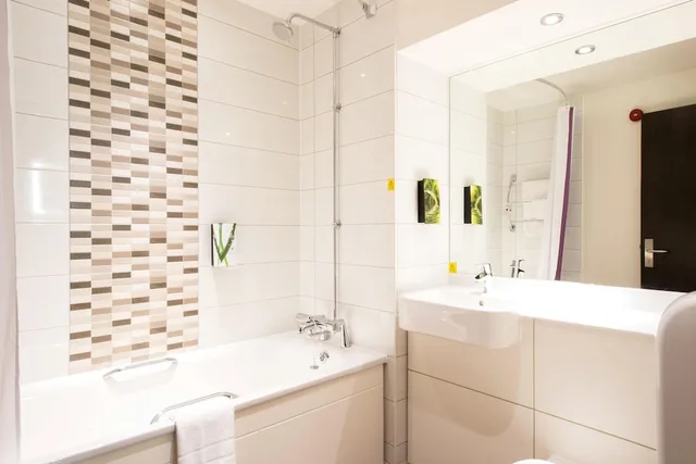 غرفة عائلية ثلاثية بسرير مزدوج وسرير فردي، Premier Inn Worthing Seafront 3/4