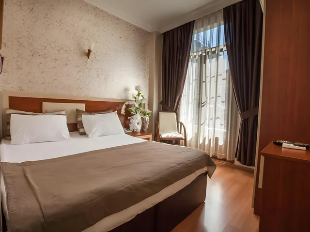 Room, 3 Double Beds, Balcony, Grand Hotel Palmiye 2/2