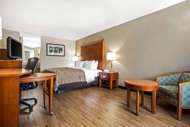 غرفة بسرير كينج للمدخنين، Quality Inn and Suites University Area NC 3/3