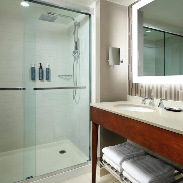 غرفة تقليدية بسرير كينج، The Westin Portland Harborview 4/6