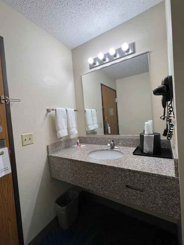 غرفة ديلوكس بسريرين كوين، Reston Inn & Suites 2/2