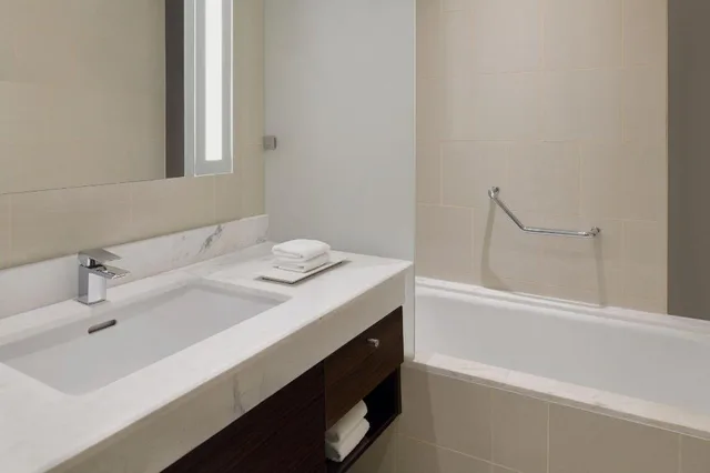 غرفة بسرير كينج بإطلالة على البحر، Delta Hotels Marriott City Center Doha 11/13