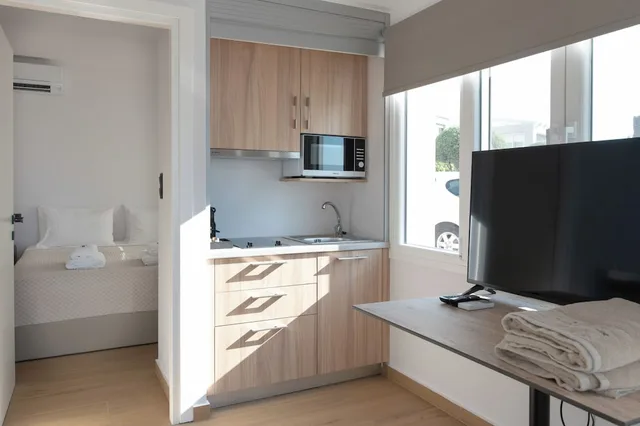 Junior Suite, Double Bed, Beach Front, Sea View, Sofa، Almiriki Chios Rooms & Apartments 2/5