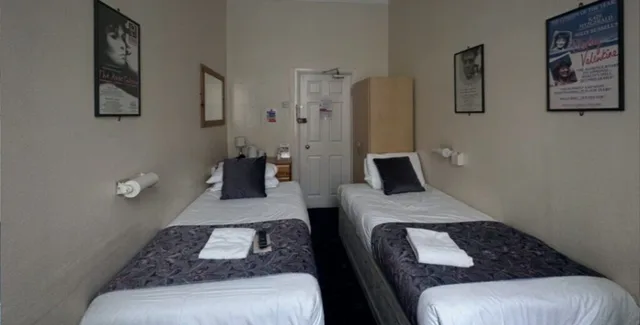 غرفة بسريرين منفصلين بحمام مشترك، Arran House Hotel 3/6