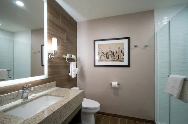 Malcolm, Premium, 2 Queen Beds، The Malcolm Hotel Canmore 3/3