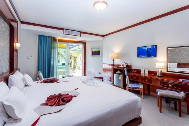 Junior Suite, Double Bed, Pool Front، Erawan Hotel 3/10