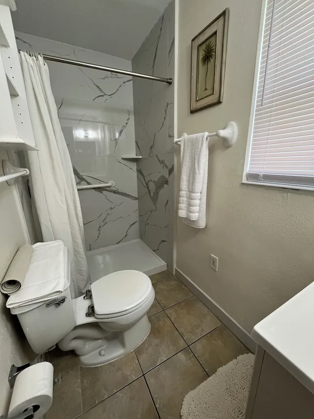 1 Bedroom, Upstairs, Standard, Queen Bed, Balcony, Kitchen، Venice Beach Villas 3/3