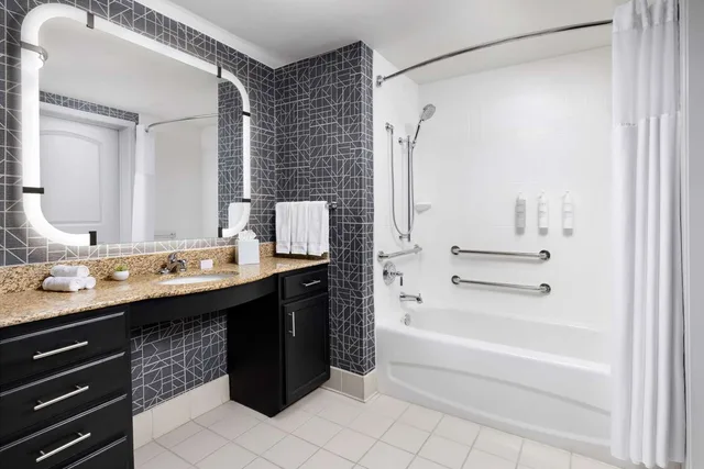 جناح بسرير كينج بحوض استحمام لذوي الإعاقة، Homewood Suites by Hilton Manchester/Airport 3/4