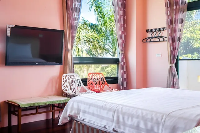 Room, Queen Bed, Balcony, Xl، Summer Garden Bed And Breakfast 7/10