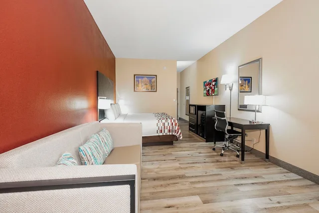 جناح بسرير كينج مع أريكة، Red Roof Inn and Suites Macon 3/5