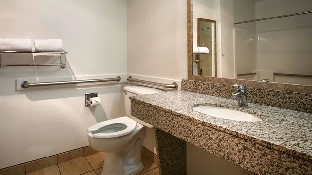 غرفة بسريرين كوين، Oakridge Inn and Suites 2/2