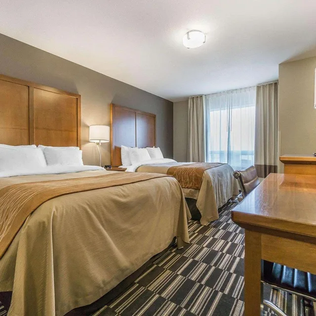 غرفة بسرير كينج وسريرين كوين، Comfort Inn & Suites Edmonton International Airport 1/8