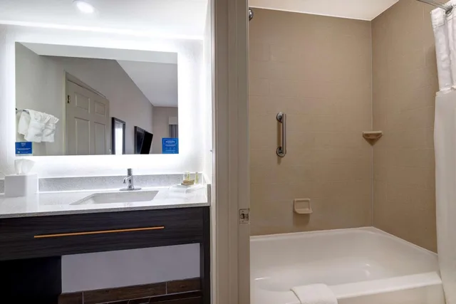 جناح بسريرين مزدوجين بغرفة نوم واحدة مع أريكة، Homewood Suites by Hilton Jackson-Ridgeland 8/10