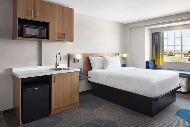 جناح بسرير كوين بحوض جاكوزي، Microtel Inn Suites by Wyndham Rapid City 2/5