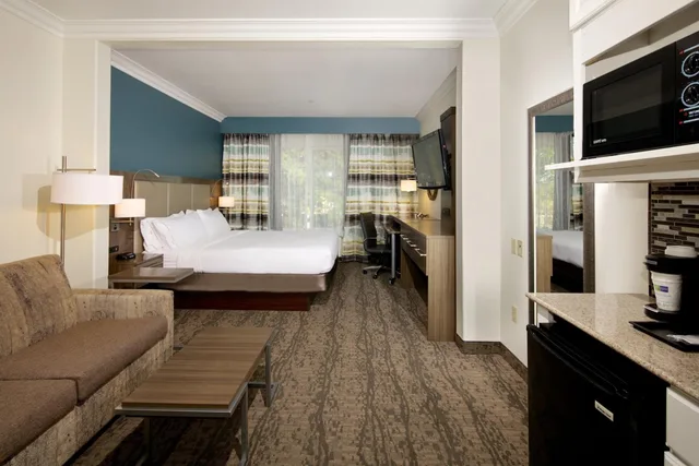 غرفة بسرير كينج مع أريكة، Holiday Inn Express Hotel And Suites Paso Robles 2/6