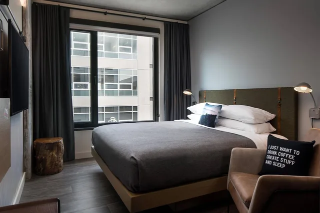 غرفة كبيرة بسرير كينج بحوض استحمام لذوي الإعاقة، Moxy Seattle Downtown 2/4