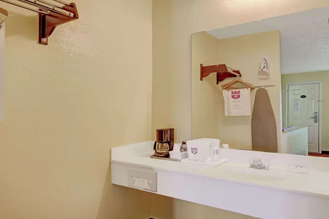 غرفة قياسية بسريرين كوين، White Rock Inn 3/3