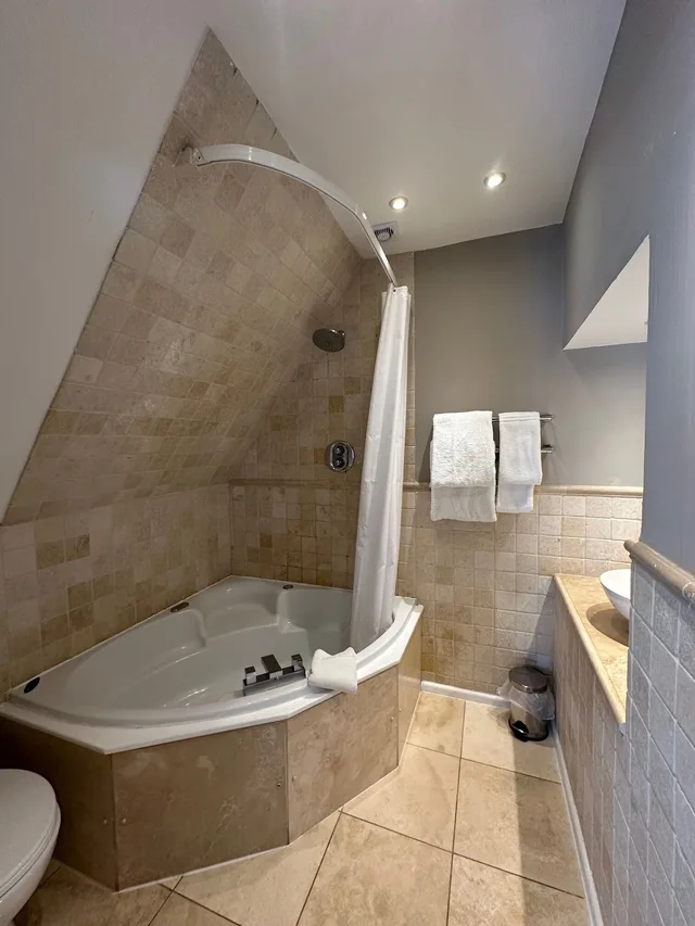 جناح تنفيذي بسرير كينج، Langtry Manor Hotel 7/7