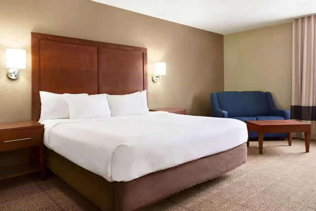 غرفة بسرير كينج مع أريكة، Baymont by Wyndham Rocky Mount 1/4