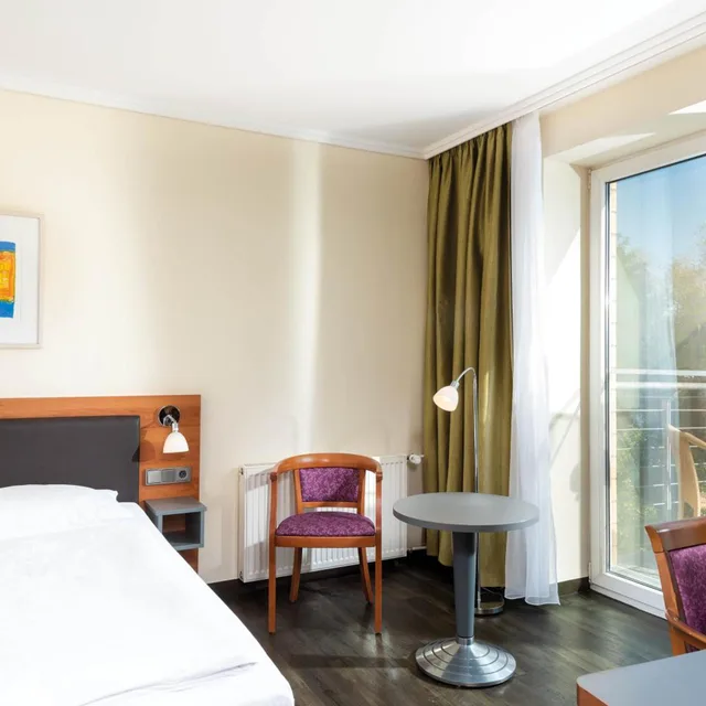 Plus, Standard, King Bed, Balcony، Seminaris Seehotel Potsdam 4/8