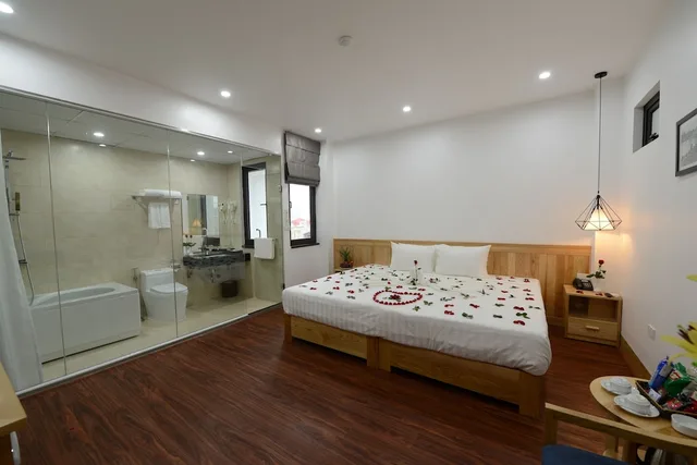 جناح شهر العسل بسرير كوين، Blue Hanoi Inn City Hotel 2/4