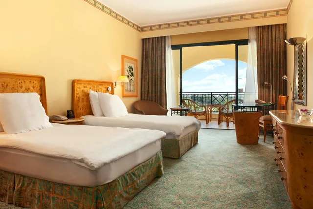 غرفة تنفيذية ثلاثية، Hilton Pyramids Golf Resort 1/2