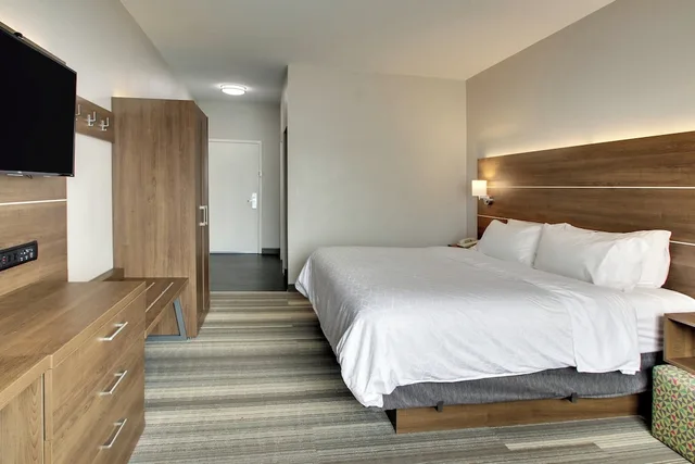 غرفة قياسية بسرير كينج بشرفة، Holiday Inn Express Hotel & Suites Laurel 2/2