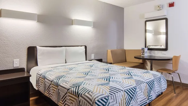 غرفة قياسية بسرير كينج، Motel6 Addison, TX - Dallas 4/10